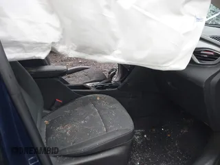 2023 Buick Encore GX Preferred z VIN KL4MMCSL4PB104398, wystawiony jako IAAI lot #42002582 z przebiegiem Nie podano mil oraz . Historia ofert i sprzedaży dostępna na DreamBid. Obrazek 5.
