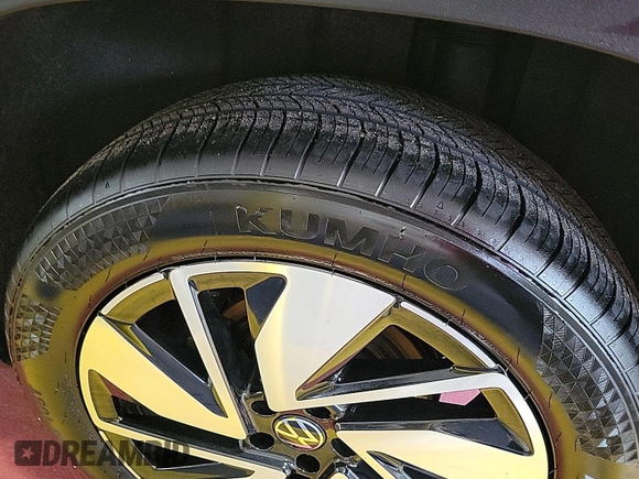 2024 Volkswagen Atlas SE z VIN 1V2HR2CA9RC558223, wystawiony jako IAAI lot #42785440 z przebiegiem 22 426 mil mil oraz . Historia ofert i sprzedaży dostępna na DreamBid. Obrazek 28.