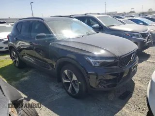 2023 Volvo XC40 Plus Dark Theme с VIN YV4L12UW5P2912803, выставлен на аукционе Copart как лот 49516625 с пробегом 15 303 миль миль и Списание • Salvage title. История ставок и продаж доступна на DreamBid. Изображение 4.