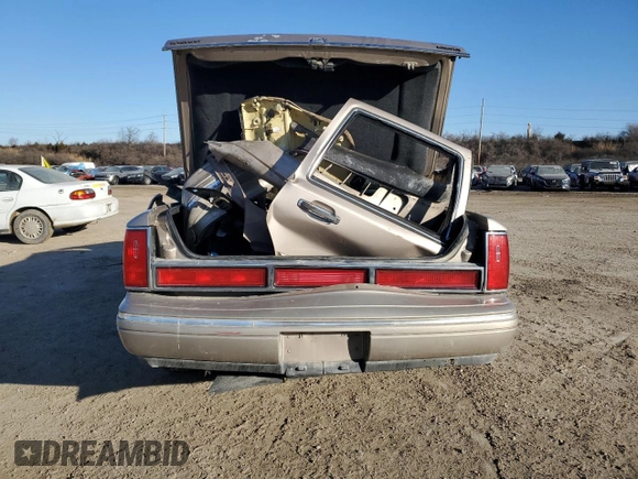 1997 Lincoln Town Car Signature z VIN 1LNLM82W5VY758132, wystawiony jako Copart lot #42643405 z przebiegiem Nie podano mil oraz Szkoda całkowita • Salvage title. Historia ofert i sprzedaży dostępna na DreamBid. Obrazek 6.
