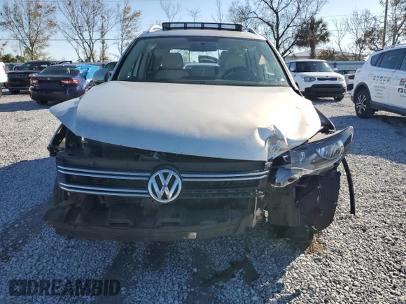 2014 Volkswagen Tiguan SE z VIN WVGAV3AXXEW502310, wystawiony jako Copart lot #42095985 z przebiegiem 130 033 mil mil oraz Szkoda całkowita • Salvage title. Historia ofert i sprzedaży dostępna na DreamBid. Obrazek 5.