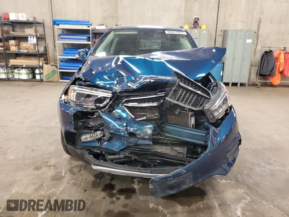 2020 Buick Encore Essence z VIN KL4CJGSB9LB033504, wystawiony jako Copart lot #43911325 z przebiegiem 62 471 mil mil oraz Szkody całkowita. Historia ofert i sprzedaży dostępna na DreamBid. Obrazek 5.