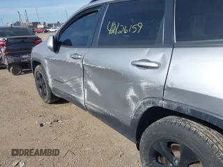 2018 Jeep Cherokee Limited z VIN 1C4PJMDB0JD597899, wystawiony jako IAAI lot #42126159 z przebiegiem 117 359 mil mil oraz . Historia ofert i sprzedaży dostępna na DreamBid. Obrazek 6.