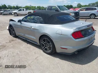 2020 Ford Mustang EcoBoost z VIN 1FATP8UH6L5106537, wystawiony jako IAAI lot #42518474 z przebiegiem 86 971 mil mil oraz . Historia ofert i sprzedaży dostępna na DreamBid. Obrazek 3.