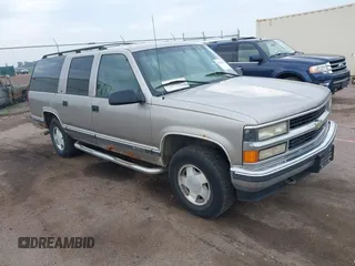 1999 Chevrolet Suburban z VIN 3GNFK16R0XG225015, wystawiony jako IAAI lot #42478829 z przebiegiem 195 440 mil mil oraz . Historia ofert i sprzedaży dostępna na DreamBid. Obrazek 1.