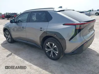 2024 Toyota bZ4X XLE z VIN JTMAAAAA9RA051518, wystawiony jako IAAI lot #42258363 z przebiegiem 2 866 mil mil oraz . Historia ofert i sprzedaży dostępna na DreamBid. Obrazek 3.