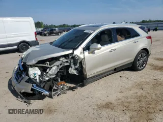 2017 Cadillac XT5 Premium Luxury FWD z VIN 1GYKNCRS4HZ141235, wystawiony jako Copart lot #52856425 z przebiegiem 118 463 mil mil oraz Szkody całkowita. Historia ofert i sprzedaży dostępna na DreamBid. Obrazek 1.