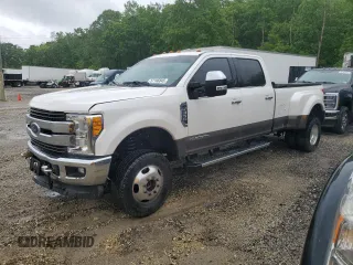 2017 Ford F-350 Lariat z VIN 1FT8W3DT8HED98239, wystawiony jako Copart lot #57166845 z przebiegiem 105 198 mil mil oraz Szkoda całkowita • Salvage title. Historia ofert i sprzedaży dostępna na DreamBid. Obrazek 1.