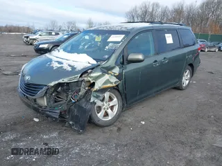 2013 Toyota Sienna LE AAS z VIN 5TDKK3DC9DS334815, wystawiony jako IAAI lot #41589497 z przebiegiem 223 674 mil mil oraz . Historia ofert i sprzedaży dostępna na DreamBid. Obrazek 2.