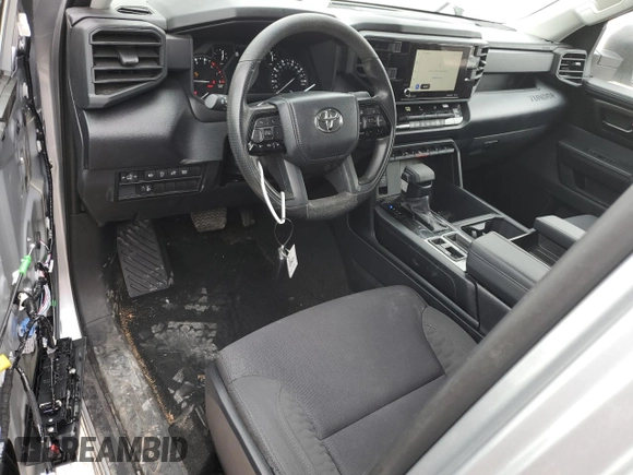 2024 Toyota Tundra z VIN 5TFKB5GD3RX002628, wystawiony jako Copart lot #43646195 z przebiegiem 17 559 mil mil oraz Czysty tytuł • Clean title. Historia ofert i sprzedaży dostępna na DreamBid. Obrazek 8.