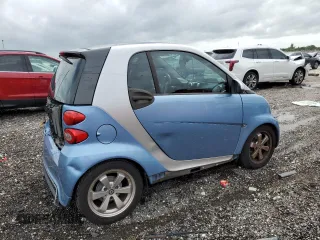 2013 Smart fortwo Pure z VIN WMEEJ3BA7DK599596, wystawiony jako Copart lot #73166994 z przebiegiem 110 919 mil mil oraz Szkoda całkowita • Salvage title. Historia ofert i sprzedaży dostępna na DreamBid. Obrazek 3.