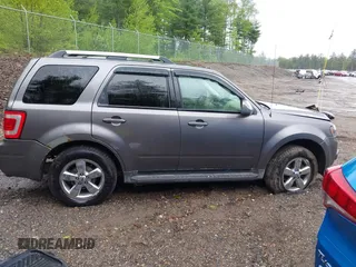 2010 Ford Escape Limited z VIN 1FMCU9EGXAKA70120, wystawiony jako IAAI lot #42330489 z przebiegiem 179 604 mil mil oraz . Historia ofert i sprzedaży dostępna na DreamBid. Obrazek 13.