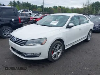 2015 Volkswagen Passat SE z VIN 1VWBT7A38FC062252, wystawiony jako IAAI lot #42206024 z przebiegiem 172 808 mil mil oraz . Historia ofert i sprzedaży dostępna na DreamBid. Obrazek 2.