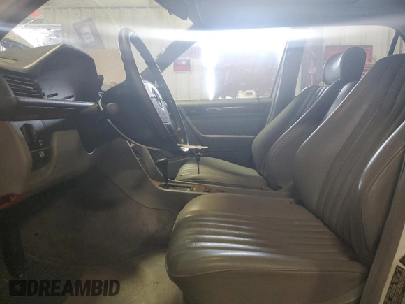1992 Mercedes-Benz 300 with VIN WDBEA26D0NB615523, listed as a Copart auction lot 44381835 with 170,142 mi miles and Clean Title. Bid and sale history available at DreamBid. Image 7.
