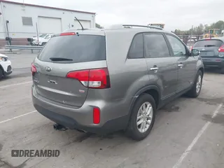 2015 Kia Sorento LX with VIN 5XYKTCA69FG572045, listed as a IAAI auction lot 41960132 with 152,400 mi miles. Bid and sale history available at carsss.com. Image 4.