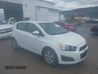 2013 Chevrolet Sonic LS z VIN 1G1JA6SH4D4196880, wystawiony jako IAAI lot #41474811 z przebiegiem 145 679 mil mil oraz . Historia ofert i sprzedaży dostępna na DreamBid. Obrazek 1.