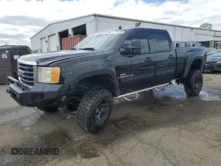 2007 GMC Sierra 2500HD SLT z VIN 1GTHK23677F543636, wystawiony jako Copart lot #57841035 z przebiegiem 304 270 mil mil oraz Szkoda całkowita • Salvage title. Historia ofert i sprzedaży dostępna na DreamBid. Obrazek 1.