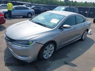 2015 Chrysler 200 Limited z VIN 1C3CCCAB5FN545827, wystawiony jako IAAI lot #42370385 z przebiegiem 134 318 mil mil oraz . Historia ofert i sprzedaży dostępna na DreamBid. Obrazek 2.