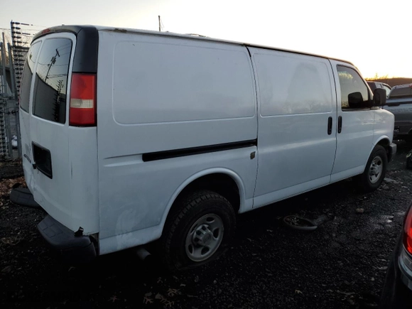 2009 Chevrolet Express Cargo Van with VIN 1GCGG25CX91177333, listed as a Copart auction lot 88822245 with 174,284 mi miles and Salvage Title. Bid and sale history available at carsss.com. Image 3.