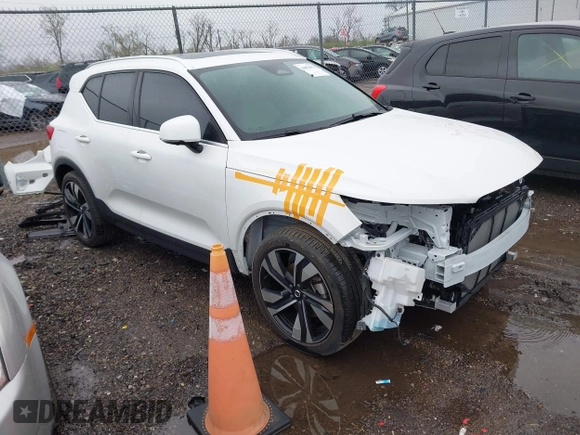 2024 Volvo XC40 Plus Bright Theme z VIN YV4L12UEXR2202130, wystawiony jako IAAI lot #41876910 z przebiegiem 15 997 mil mil oraz . Historia ofert i sprzedaży dostępna na DreamBid. Obrazek 1.