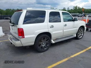 2005 Cadillac Escalade z VIN 1GYEK63N55R123817, wystawiony jako IAAI lot #42263549 z przebiegiem 297 279 mil mil oraz . Historia ofert i sprzedaży dostępna na DreamBid. Obrazek 4.