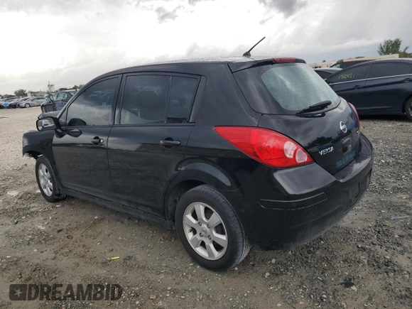 2008 Nissan Versa S z VIN 3N1BC13E58L447065, wystawiony jako Copart lot #52380355 z przebiegiem 151 681 mil mil oraz Szkoda całkowita • Salvage title. Historia ofert i sprzedaży dostępna na DreamBid. Obrazek 2.