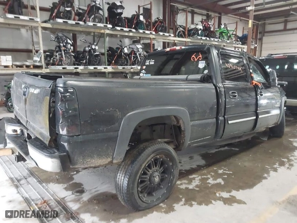 2006 Chevrolet Silverado 2500HD LT1 with VIN 1GCHK23DX6F210487, listed as a IAAI auction lot 40915744 with 1 mi miles. Bid and sale history available at carsss.com. Image 4.