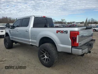 2017 Ford F-250 Lariat z VIN 1FT7W2BT9HEB39980, wystawiony jako Copart lot #81118924 z przebiegiem 135 471 mil mil oraz Szkoda całkowita • Salvage title. Historia ofert i sprzedaży dostępna na DreamBid. Obrazek 2.