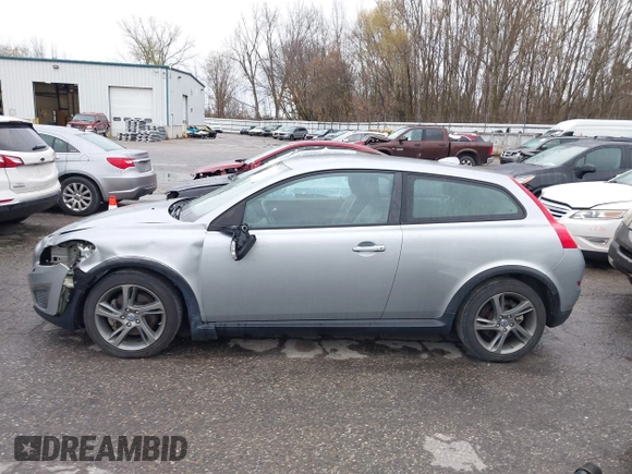 2013 Volvo C30 T5 z VIN YV1672MK7D2305755, wystawiony jako IAAI lot #40835932 z przebiegiem 93 975 mil mil oraz . Historia ofert i sprzedaży dostępna na DreamBid. Obrazek 14.
