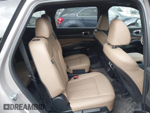 2025 Kia Sorento X-Line SX Prestige z VIN 5XYRKDJF9SG329417, wystawiony jako IAAI lot #41860763 z przebiegiem 1 753 mil mil oraz . Historia ofert i sprzedaży dostępna na DreamBid. Obrazek 8.