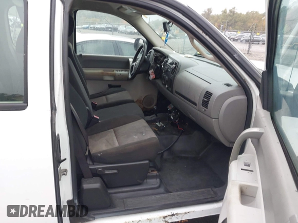 2009 GMC Sierra 2500HD z VIN 1GTHK49K69E135170, wystawiony jako IAAI lot #40495900 z przebiegiem 209 739 mil mil oraz . Historia ofert i sprzedaży dostępna na DreamBid. Obrazek 5.
