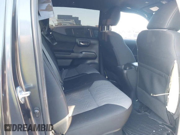 2022 Toyota Tacoma SR z VIN 3TMCZ5AN1NM531884, wystawiony jako IAAI lot #42257444 z przebiegiem Nie podano mil oraz . Historia ofert i sprzedaży dostępna na DreamBid. Obrazek 8.