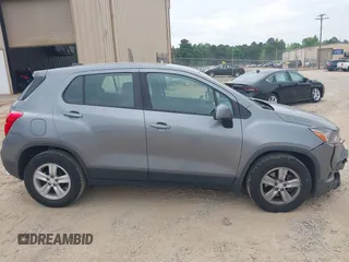 2020 Chevrolet Trax LS z VIN 3GNCJKSB4LL176651, wystawiony jako IAAI lot #42126535 z przebiegiem 118 420 mil mil oraz . Historia ofert i sprzedaży dostępna na DreamBid. Obrazek 13.