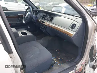 2000 Ford Crown Victoria Police Interceptor z VIN 2FAFP71W6YX169248, wystawiony jako IAAI lot #41974053 z przebiegiem 230 658 mil mil oraz . Historia ofert i sprzedaży dostępna na DreamBid. Obrazek 5.