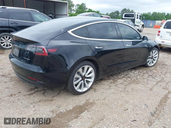 2018 Tesla Model 3 Long Range Battery z VIN 5YJ3E1EB3JF186733, wystawiony jako IAAI lot #42093891 z przebiegiem 102 435 mil mil oraz . Historia ofert i sprzedaży dostępna na DreamBid. Obrazek 4.