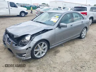 2014 Mercedes-Benz C 250 Sport z VIN WDDGF4HB6EA942040, wystawiony jako IAAI lot #42290082 z przebiegiem 91 327 mil mil oraz . Historia ofert i sprzedaży dostępna na DreamBid. Obrazek 17.