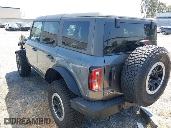 2024 Ford Bronco Badlands z VIN 1FMEE9BP9RLB31294, wystawiony jako IAAI lot #42115923 z przebiegiem 1675 mil mil oraz . Historia ofert i sprzedaży dostępna na DreamBid. Obrazek 3.