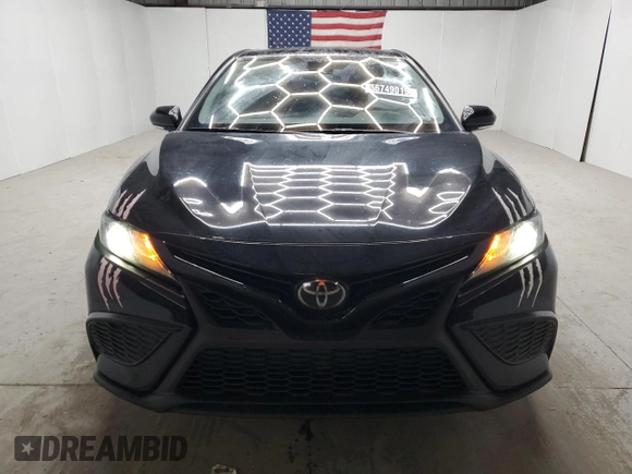 2022 Toyota Camry SE z VIN 4T1G11AK9NU057987, wystawiony jako Copart lot #56749015 z przebiegiem 85 171 mil mil oraz Czysty tytuł • Clean title. Historia ofert i sprzedaży dostępna na DreamBid. Obrazek 5.