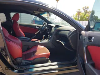 2013 Hyundai Genesis Coupe Track z VIN KMHHU6KJ6DU089065, wystawiony jako IAAI lot #42224509 z przebiegiem 104 918 mil mil oraz . Historia ofert i sprzedaży dostępna na DreamBid. Obrazek 5.