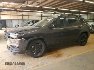 2023 Jeep Cherokee Altitude Lux z VIN 1C4PJMMB4PD106887, wystawiony jako Copart lot #51121495 z przebiegiem 14 932 mil mil oraz Szkoda całkowita • Salvage title. Historia ofert i sprzedaży dostępna na DreamBid. Obrazek 1.