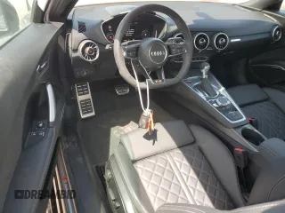 2023 Audi TTS z VIN TRUA1AFV5P1008454, wystawiony jako Copart lot #56444184 z przebiegiem 899 mil mil oraz Szkody całkowita. Historia ofert i sprzedaży dostępna na DreamBid. Obrazek 8.