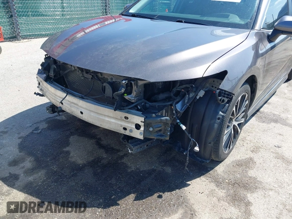 2018 Toyota Camry LE z VIN 4T1B11HK2JU113469, wystawiony jako IAAI lot #41912957 z przebiegiem 158 323 mil mil oraz . Historia ofert i sprzedaży dostępna na DreamBid. Obrazek 6.