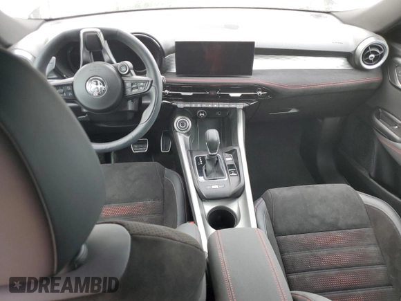 2024 Alfa Romeo Tonale Veloce z VIN ZASPATDW2R3054217, wystawiony jako Copart lot #49301915 z przebiegiem Nie podano mil oraz Nie do naprawy • Non repairable. Historia ofert i sprzedaży dostępna na DreamBid. Obrazek 8.