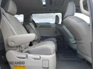 2011 Toyota Sienna XLE z VIN 5TDDK3DC1BS005600, wystawiony jako Copart lot #57795425 z przebiegiem 176 883 mil mil oraz Szkoda całkowita • Salvage title. Historia ofert i sprzedaży dostępna na DreamBid. Obrazek 11.