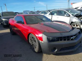 2013 Chevrolet Camaro LT z VIN 2G1FB1E30D9241641, wystawiony jako IAAI lot #41824633 z przebiegiem 147 734 mil mil oraz . Historia ofert i sprzedaży dostępna na DreamBid. Obrazek 1.