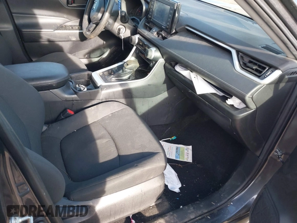 2021 Toyota RAV4 LE with VIN 2T3G1RFV3MC168172, listed as a IAAI auction lot 41599962 with 34,006 mi miles. Bid and sale history available at carsss.com. Image 5.