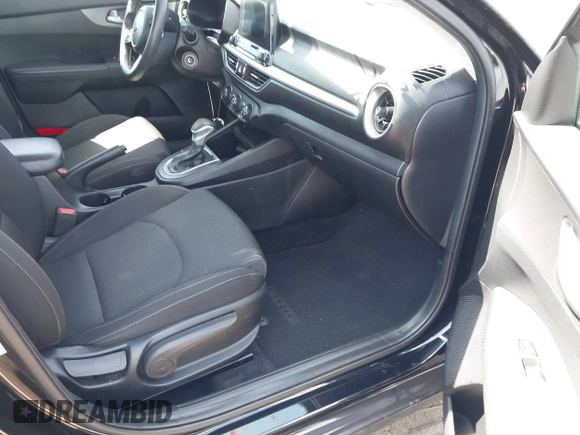 2021 Kia Forte LXS z VIN 3KPF24AD2ME338591, wystawiony jako IAAI lot #42231929 z przebiegiem 86 008 mil mil oraz . Historia ofert i sprzedaży dostępna na DreamBid. Obrazek 5.