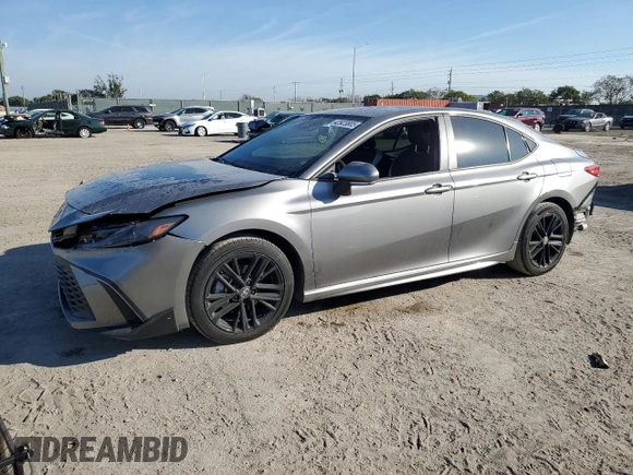 2025 Toyota Camry LE z VIN 4T1DAACK0SU539680, wystawiony jako Copart lot #42923805 z przebiegiem 7 571 mil mil oraz Szkoda całkowita • Salvage title. Historia ofert i sprzedaży dostępna na DreamBid. Obrazek 1.