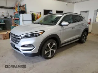 2017 Hyundai Tucson Value z VIN KM8J3CA2XHU415713, wystawiony jako Copart lot #55579835 z przebiegiem 122 173 mil mil oraz Czysty tytuł • Clean title. Historia ofert i sprzedaży dostępna na DreamBid. Obrazek 1.