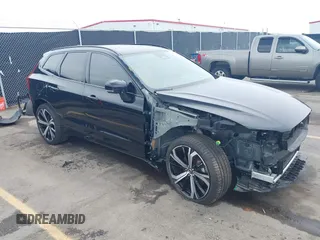 2024 Volvo XC60 Ultimate Dark Theme z VIN YV4L12RM0R1715246, wystawiony jako IAAI lot #42356869 z przebiegiem 5 833 mil mil oraz . Historia ofert i sprzedaży dostępna na DreamBid. Obrazek 1.